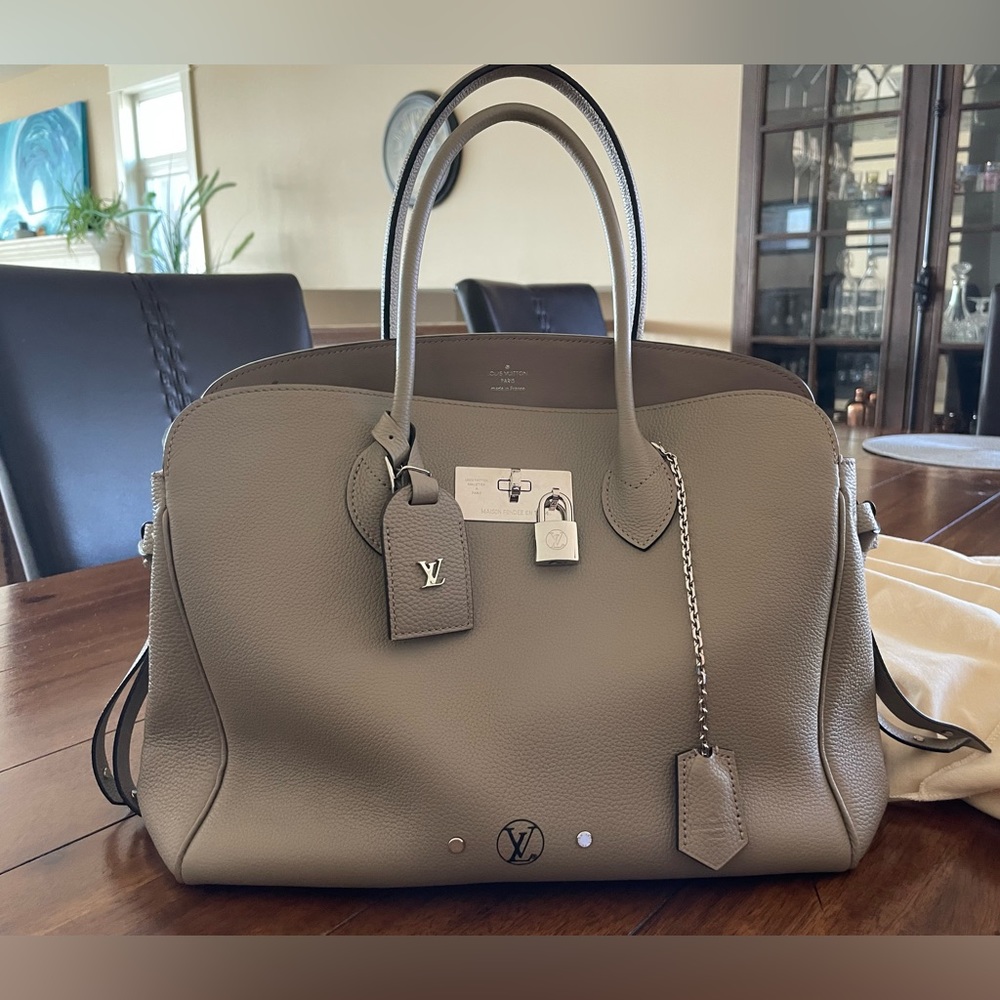 RARE!! MINT!!! LOUIS VUITTON MILLA MM